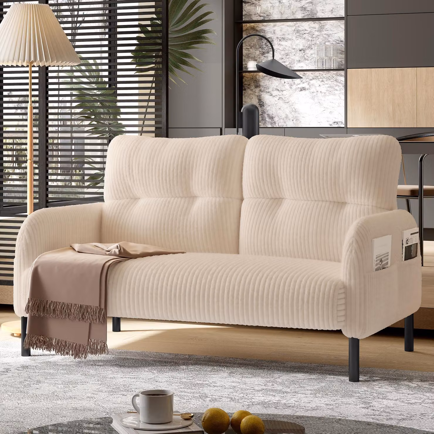 Divano relax a due posti STILVORA, con schienale alto e tasche laterali. Divano con braccioli e gambe in metallo. Divano imbottito modello lounge, rivestito in tessuto corduroy, color beige