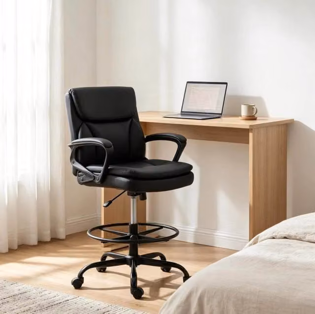 Sedia da ufficio ergonomica nera in ecopelle con poggiapiedi, braccioli e ruote girevoli 360 gradi per casa e ufficio