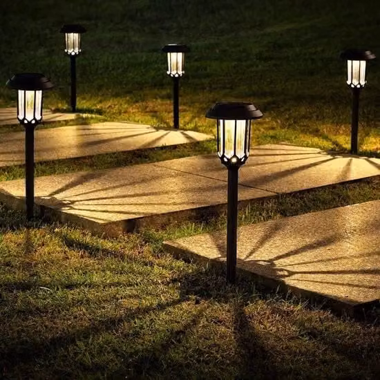 Set di 8 luci a LED solari per esterni con luce bianca calda, impermeabili e con sensore crepuscolare, ideali per giardino, vialetto e scale