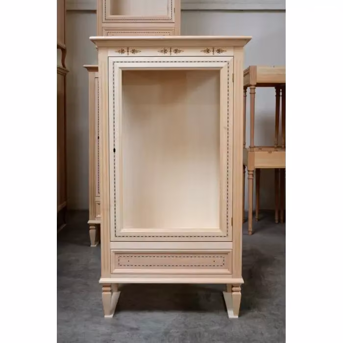 Vetrina classica Mobili 2G con anta in vetro e cassetto in legno grezzo L: 75 cm, P: 43 cm, H: 135 cm – 2