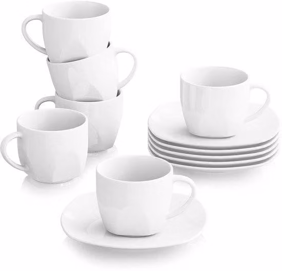 Servizio da tavola minimalista per eleganti pranzi in famiglia e feste
