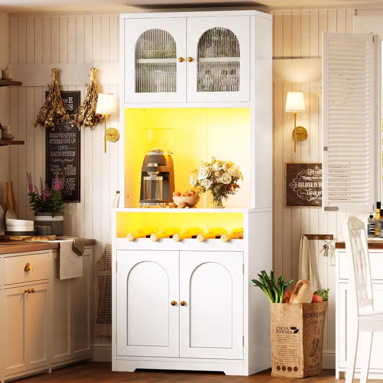 Armadio alto da 180 cm con illuminazione RGB controllabile tramite app, ante in vetro curvo, ripiano per bottiglie di vino, mobili da cucina con ripiani interni regolabili, credenza, colore bianco