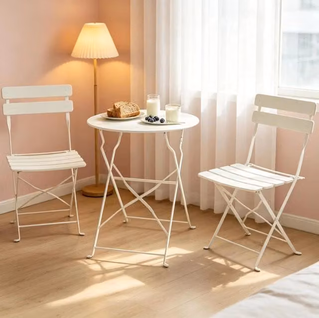 Set bistrot pieghevole da esterno in metallo crema con tavolo e 2 sedie
