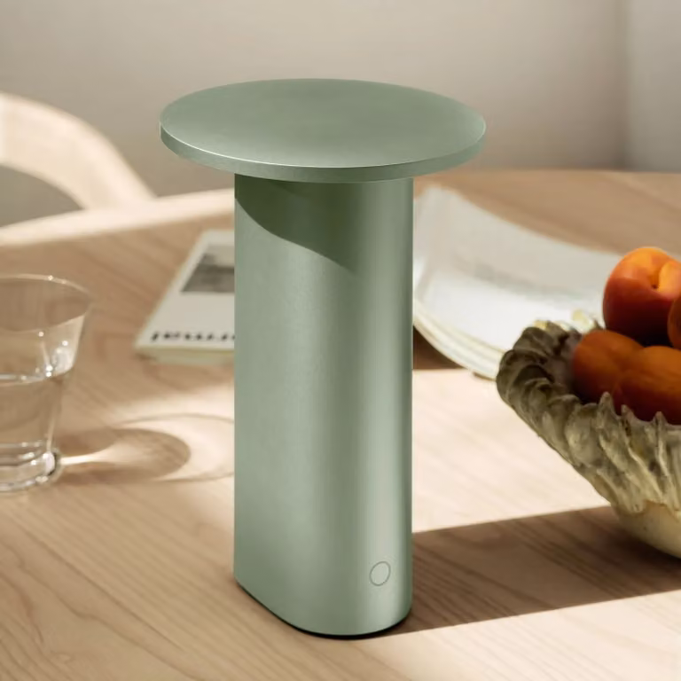 FRITZ HANSEN Lampada da tavolo a LED Solae, dimmerabile, Verde, Soggiorno / Sala da pranzo, Alluminio, Moderno, Lampada da tavolo LED