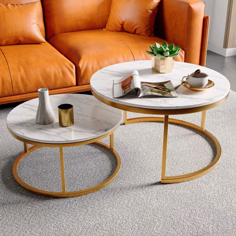 Set di 2 tavolini rotondi sovrapponibili – Struttura in metallo color oro, piano del tavolo effetto legno, design moderno ed elegante per il soggiorno