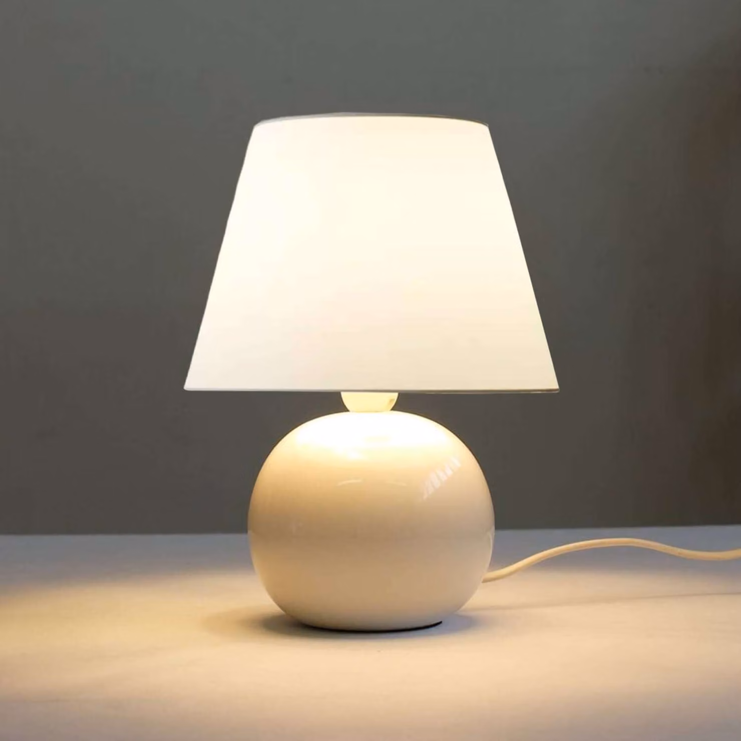 Opviq, lampada da tavolo di alta qualità, color crema, corpo in metallo, attacco E27, dimensioni 22x22x30 cm | Grado di protezione IP20