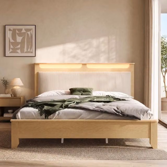 Letto matrimoniale in rovere chiaro 140×200 cm con testiera imbottita in velluto beige, illuminazione LED e rete a doghe, senza materasso