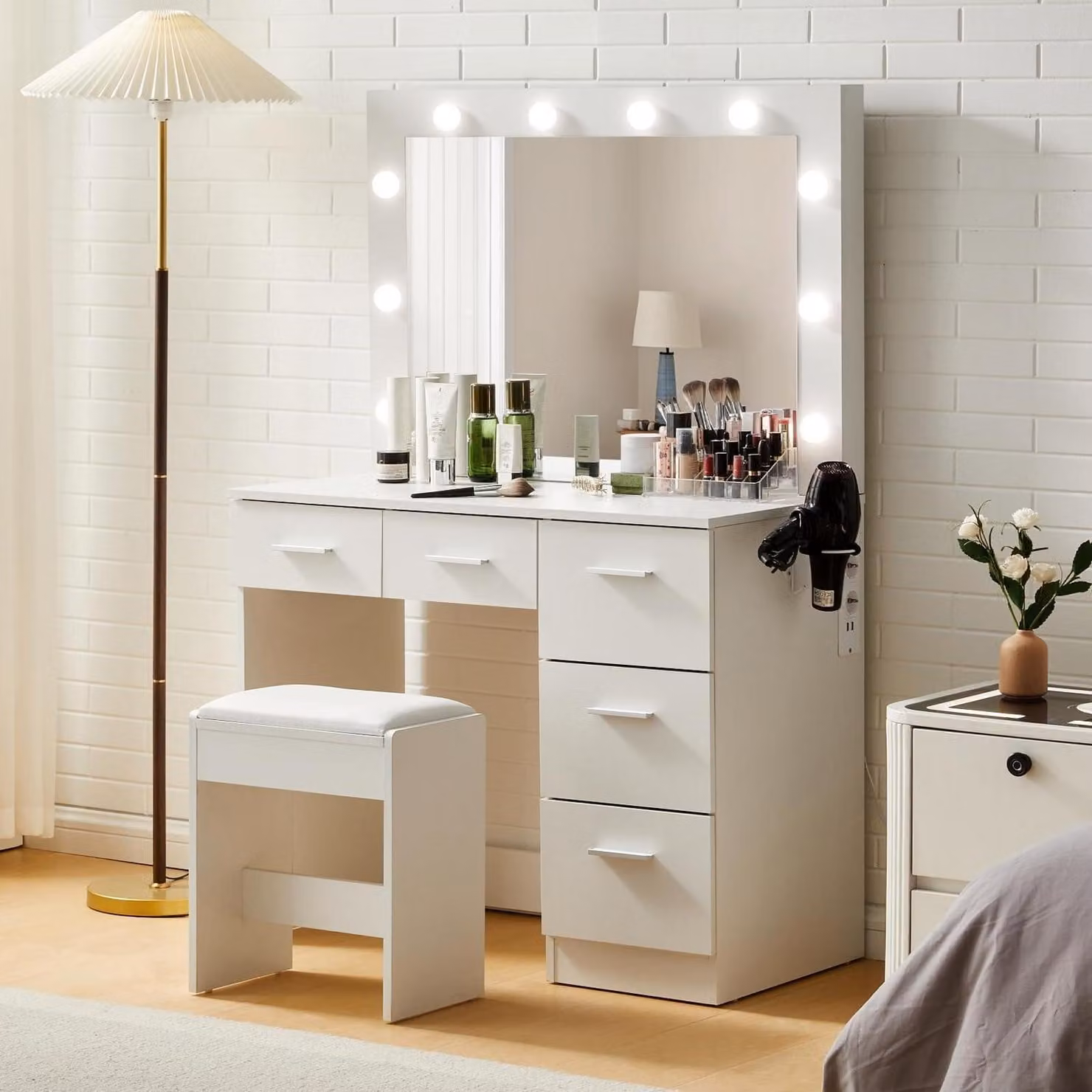 Comò da trucco con illuminazione, prese di corrente e sgabello, 5 cassetti, specchio "Hollywood" con 3 modalità di illuminazione, dimensioni 92x45x140 cm