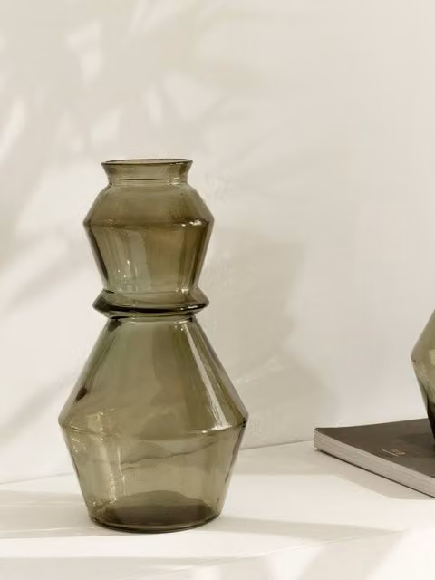 Vaso in vetro grigio con design astratto e forme organiche Kenay Home