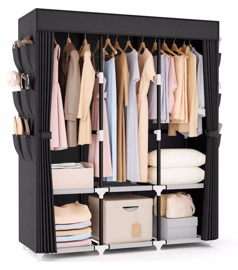Armadio per abiti in tessuto con copertura, dimensioni 132x44x160 cm, colore nero. Dotato di 3 aste appendiabiti, 6 ripiani, tasche laterali e struttura in tubi metallici da 19 mm