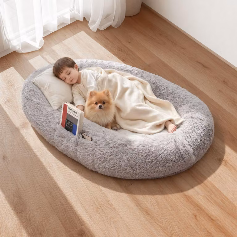 Letto per cani per persone e cani - Letto per cani in schiuma memory - Dimensioni per persone - 132 x 86 x 24 cm - Rivestimento sfoderabile, lavabile in lavatrice - Tasca laterale e maniglia per il trasporto - Peluche lungo - Grigio