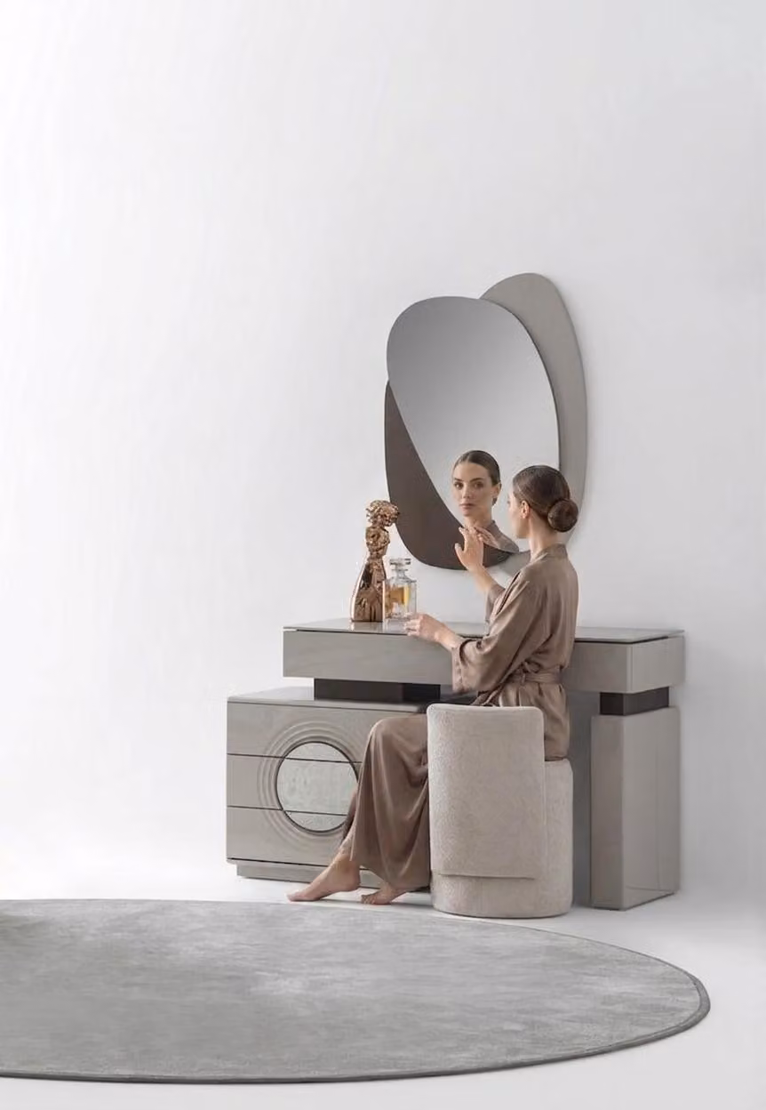 Comò da trucco moderno, beige e grigio, elegante, con specchio e sgabello. Comò da trucco
