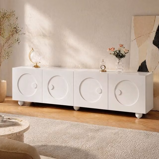 Mobile porta TV bianco moderno con ante scolpite e spazio organizzato