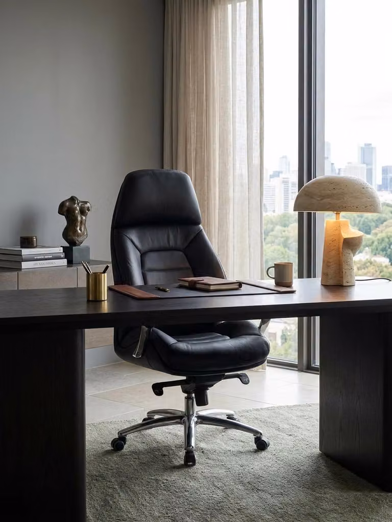 Sedia da ufficio di design Rivestimento in vera pelle nera Sedia da scrivania fino a 120 kg, poltrona direzionale XXL regolabile in altezza, sedia girevole ergonomica con braccioli e schienale alto, funzione oscillante