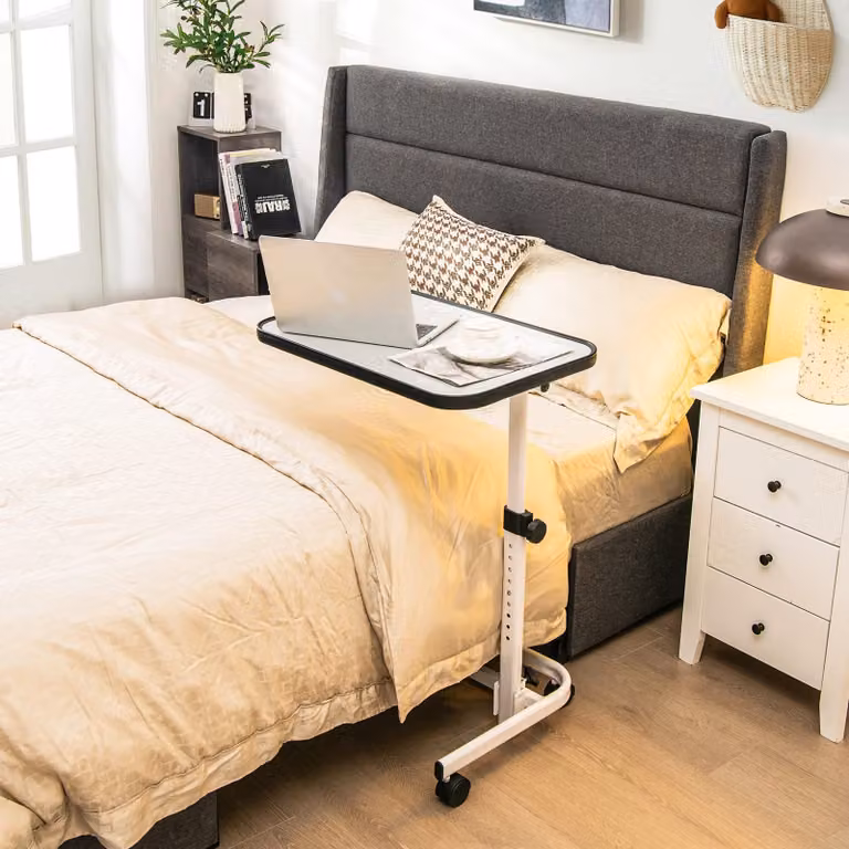 Tavolino da letto Costway bianco con ruote, piano inclinabile e altezza regolabile, modello moderno multiuso