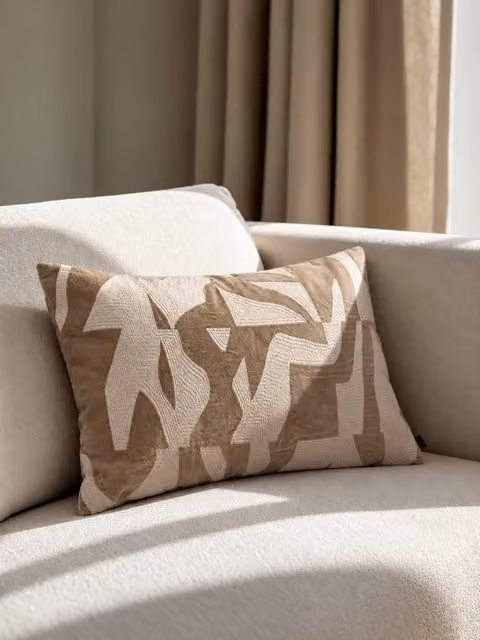 Cuscino Miles Kenay Home beige con rivestimento in cotone e velluto lavabile L: 60 cm, P: 40 cm, H: 40 cm – 1