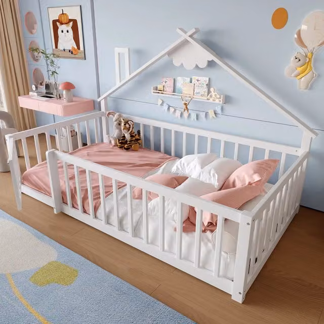 Letto casetta per bambini 90x190 cm in legno di pino; bianco; con sponda di sicurezza