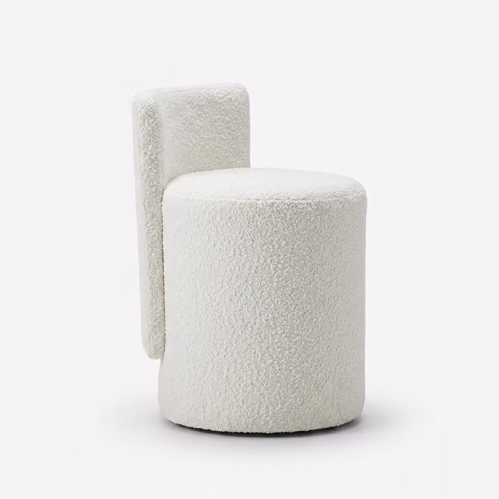 Pouf moderno, bianco, elegante. Pouf imbottito, poggiapiedi