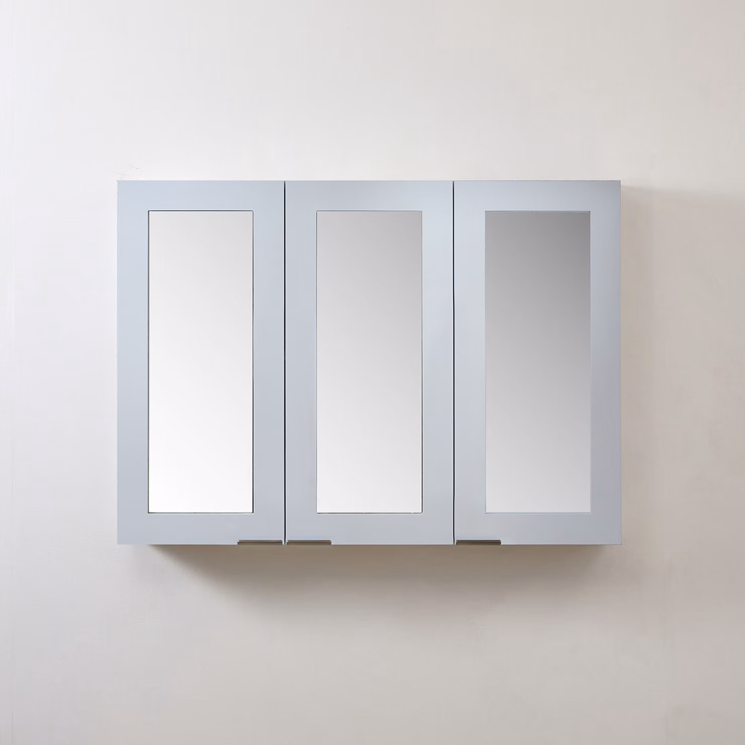 Mobiletto a Specchio da 600mm x 650mm Bianco - Completo di Maniglie con Impugnature a Dito in Ottone Spazzolato - Cluo