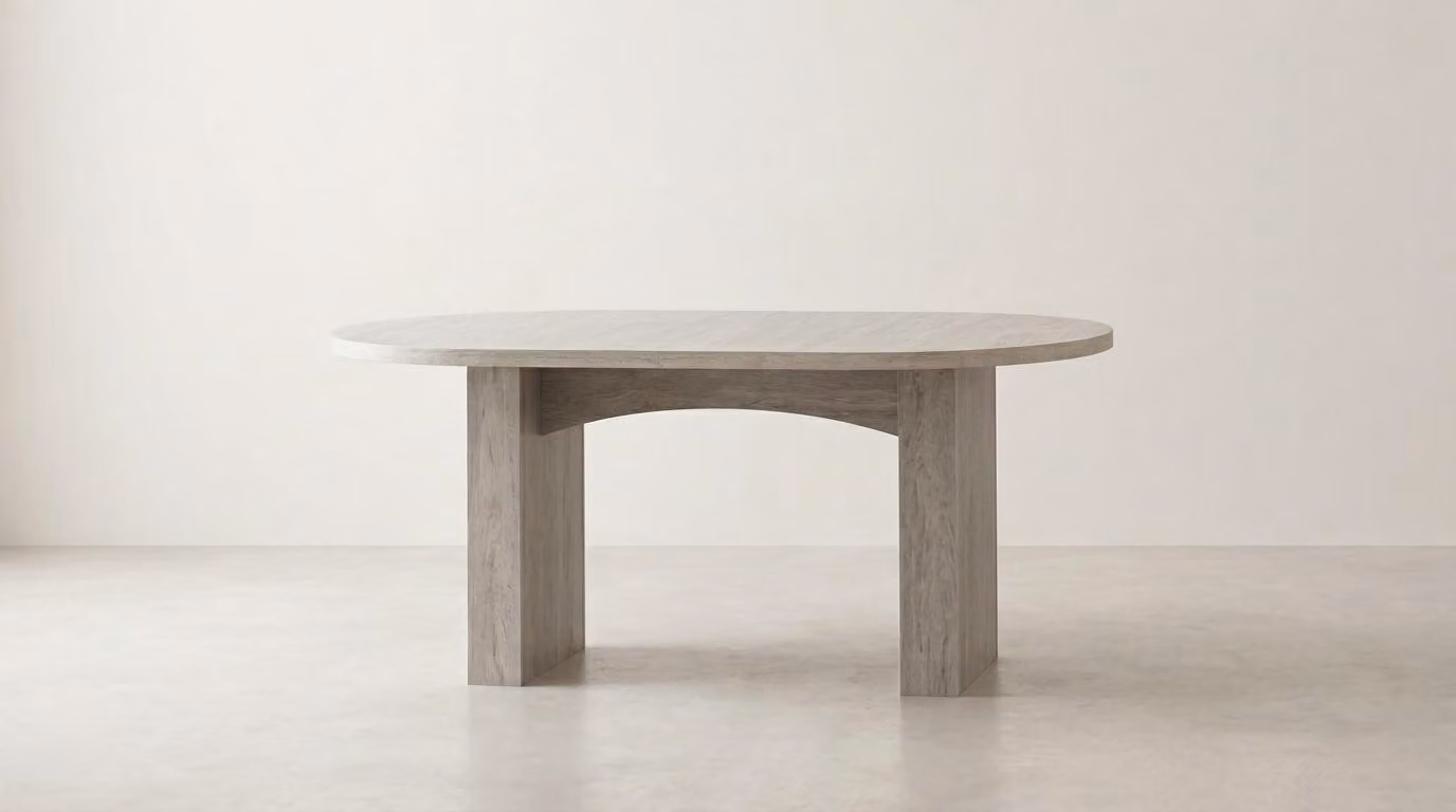 Tavolo da pranzo beige, dal design pratico. Tavolo ovale, confortevole. Arredamento per sala da pranzo