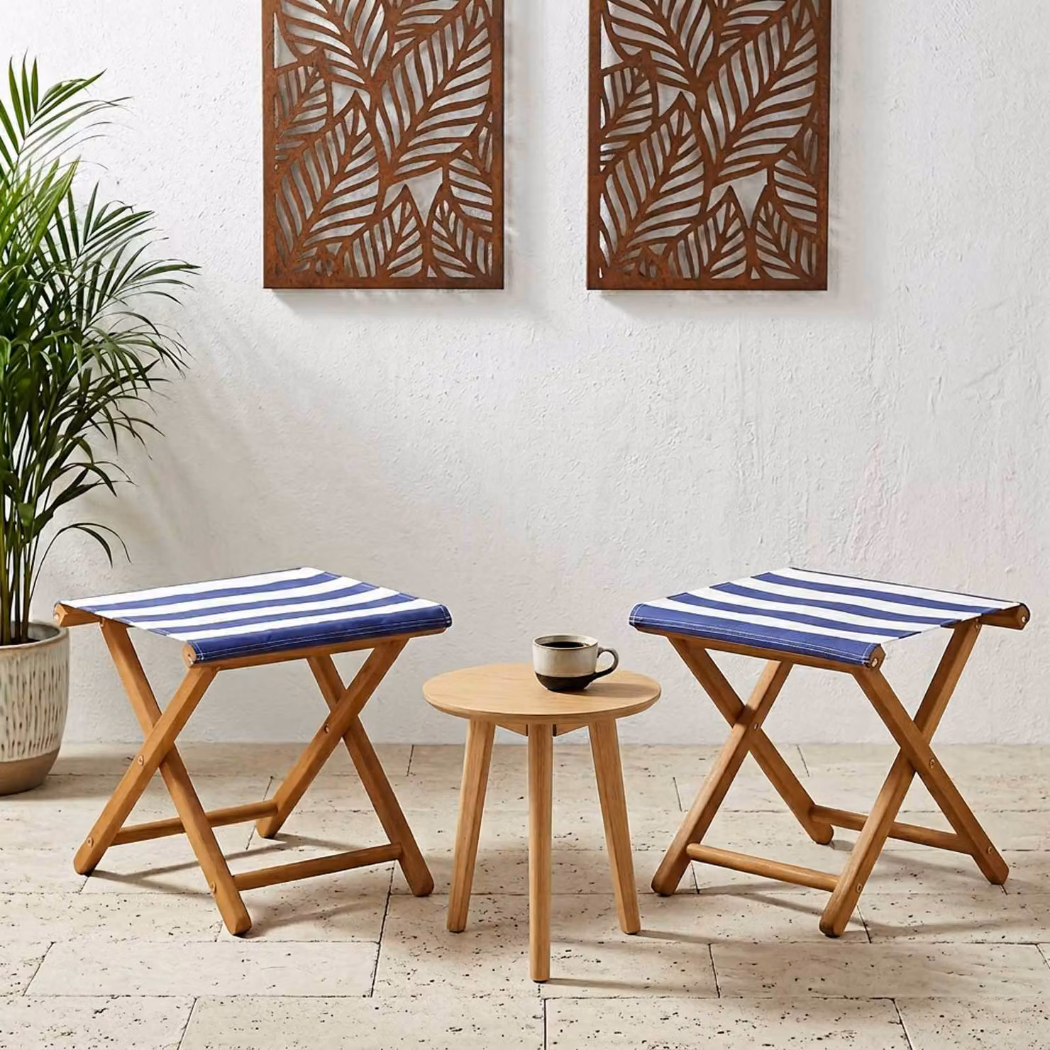 Set di 2 lettini da giardino vidaXL in legno di eucalipto trattato con tessuto a righe blu e bianco