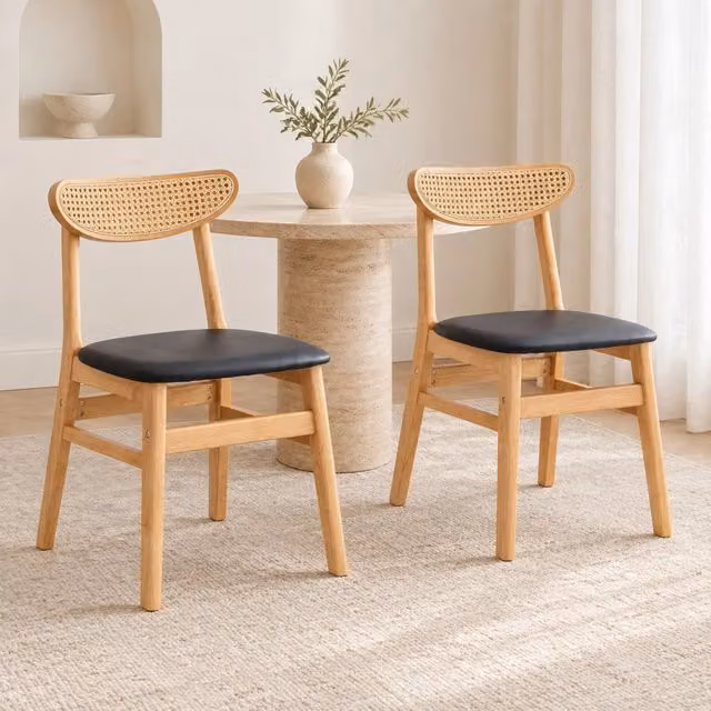 Set di 2 sedie da pranzo ULEVR in legno di gomma con schienale in rattan e seduta imbottita in similpelle