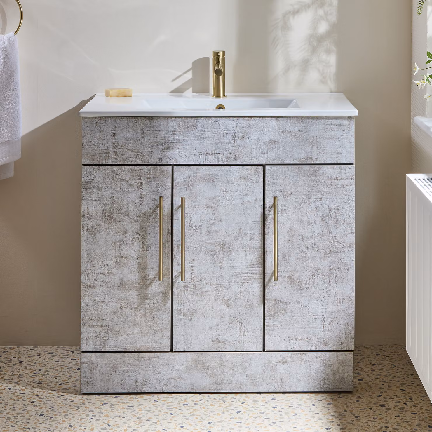 Mobile Bagno a Terra Grigio Cemento da 810mm con Lavabo e Maniglie con Barra a T in Oro Satinato - Cluo