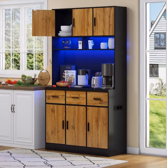 Buffet multifunzionale 100x40x180 cm con illuminazione LED controllata via APP, cassetti, ripiani regolabili e prese integrate, nero con ante color legno naturale