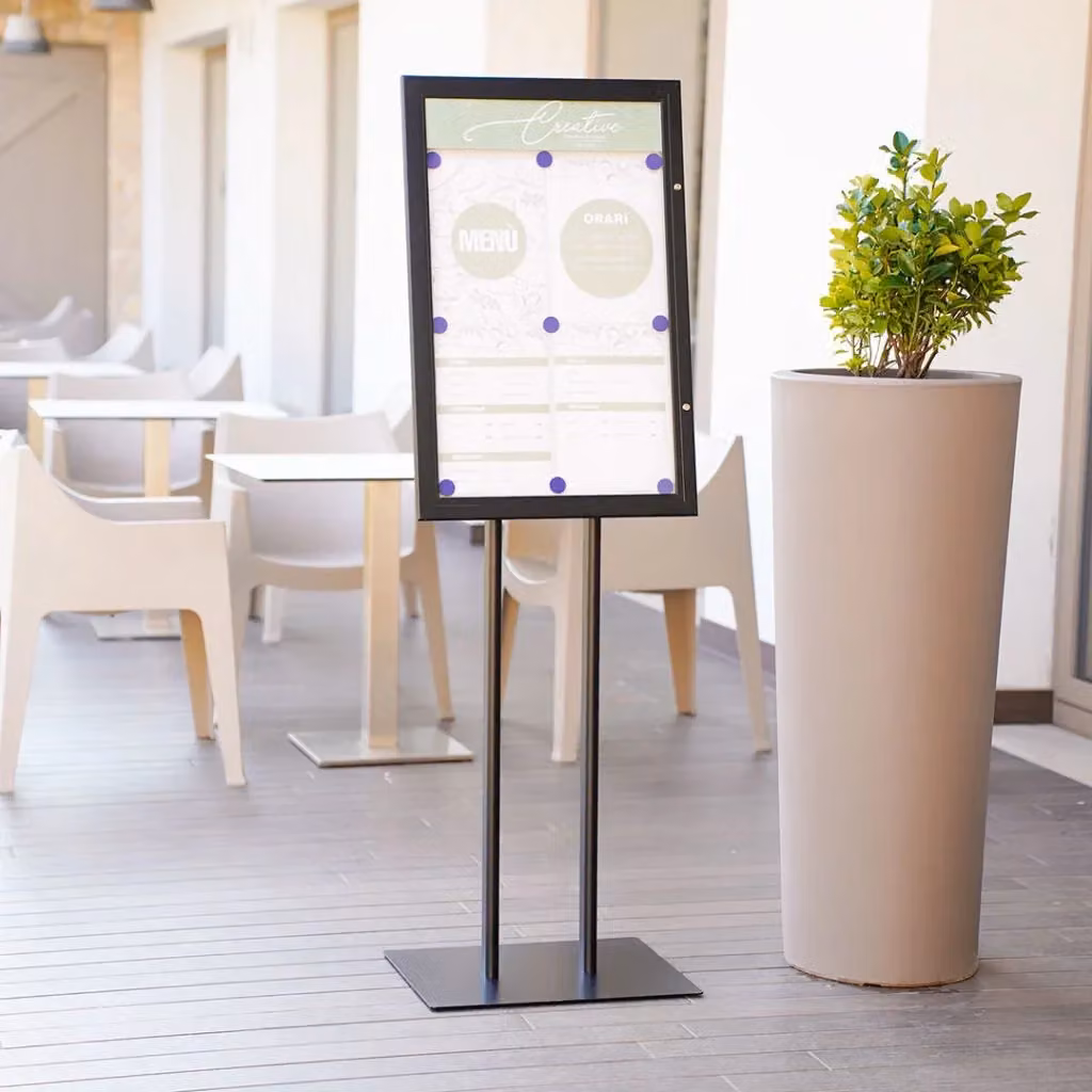 Leggio Menu per Esterni TOP EVENTI STORE in Acciaio Nero e Trasparente per Ristoranti e Alberghi con Supporto per 4 Fogli A4 – 2