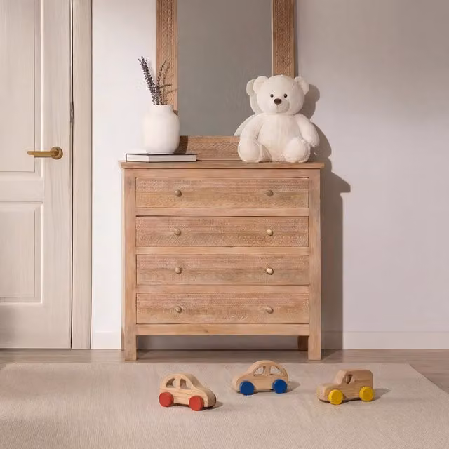 Comò infantile Zilara Banak in legno di mango intagliato marrone per cameretta bambini