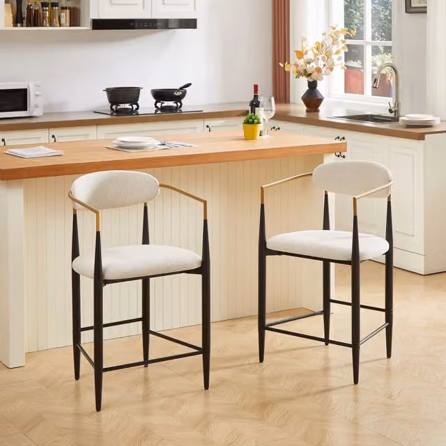 Set di 2 sgabelli da bar MIVRAY con braccioli in tessuto beige, struttura nera e dettagli oro con piedini regolabili