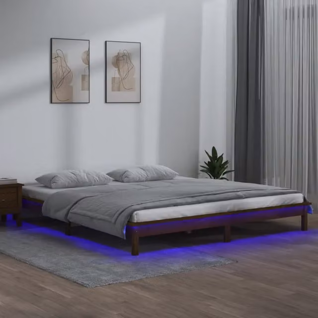 Letto con base in legno massello di pino vidaXL Ambra marrone con illuminazione LED e porta di ricarica USB L/P: 200 x 200 cm