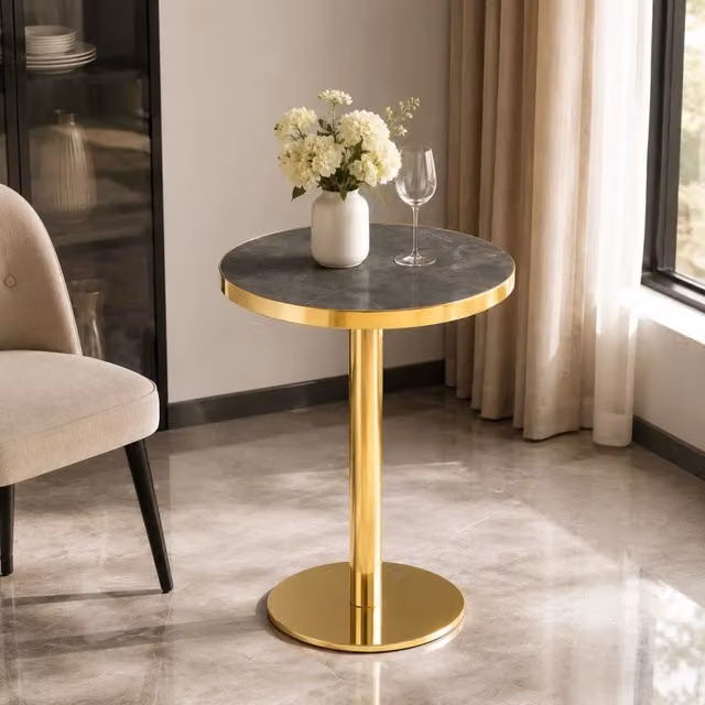 Tavolino da salotto rotondo con piano effetto marmo e struttura in acciaio inox dorato, tavolino d'appoggio per soggiorno, design moderno