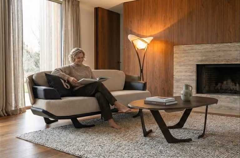Divano elegante, tre posti, tavolino da caffè, soggiorno, design moderno, lusso