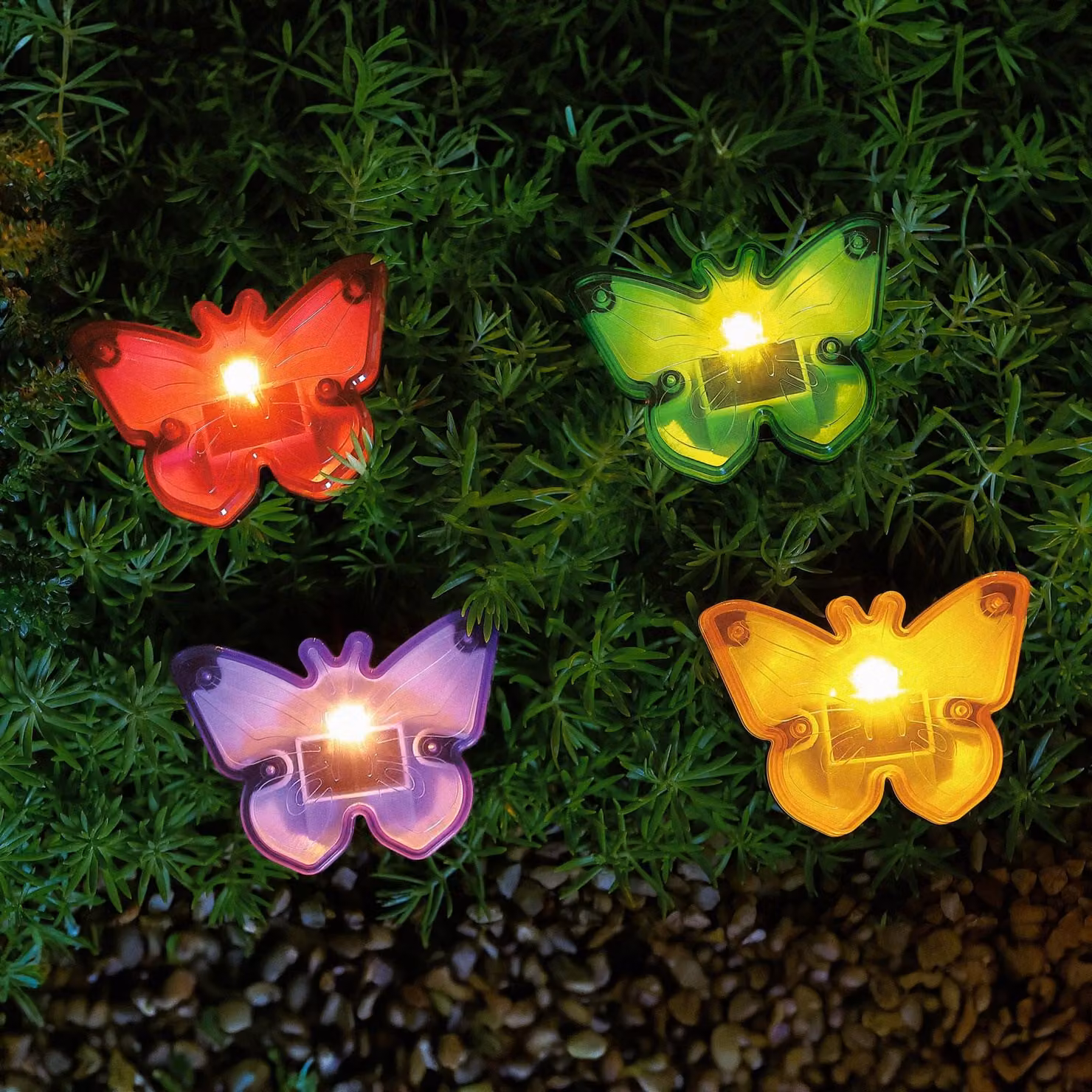 Lampada da giardino a LED alimentata a energia solare con farfalle – Colorata – 1 LED bianco caldo – Nera – 9 x 9 x 8,5 cm – Alimentata a energia solare – Accensione automatica al tramonto – Illuminazione decorativa da esterno per giardino e balcone [1173