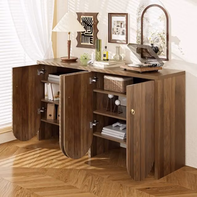 Credenza moderna MIVRAY a 4 ante con ripiani regolabili in MDF color noce e maniglie in alluminio L/P/H: 147 x 40 x 80 cm