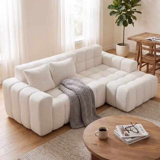 Divano modulare a chaise longue in velluto effetto alghe bianco con braccioli e seduta profonda