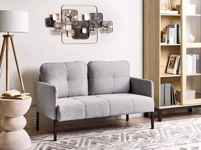 Divano 2 posti BELIANI in tessuto grigio con cuscini imbottiti e struttura in metallo stile minimalista L: 124 cm, P: 70 cm, H: 70 cm – 1