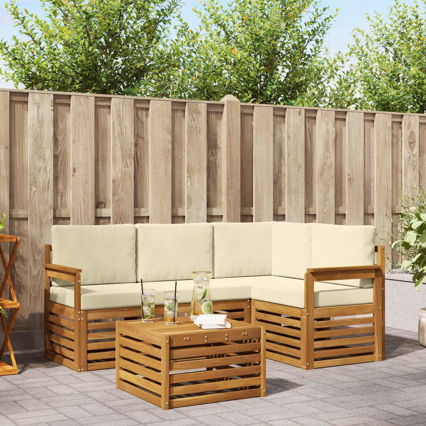Set di divani da esterno vidaXL a forma di L composto da 5 pezzi con tavolo da caffè, in legno di acacia trattato e tessuto beige e bianco