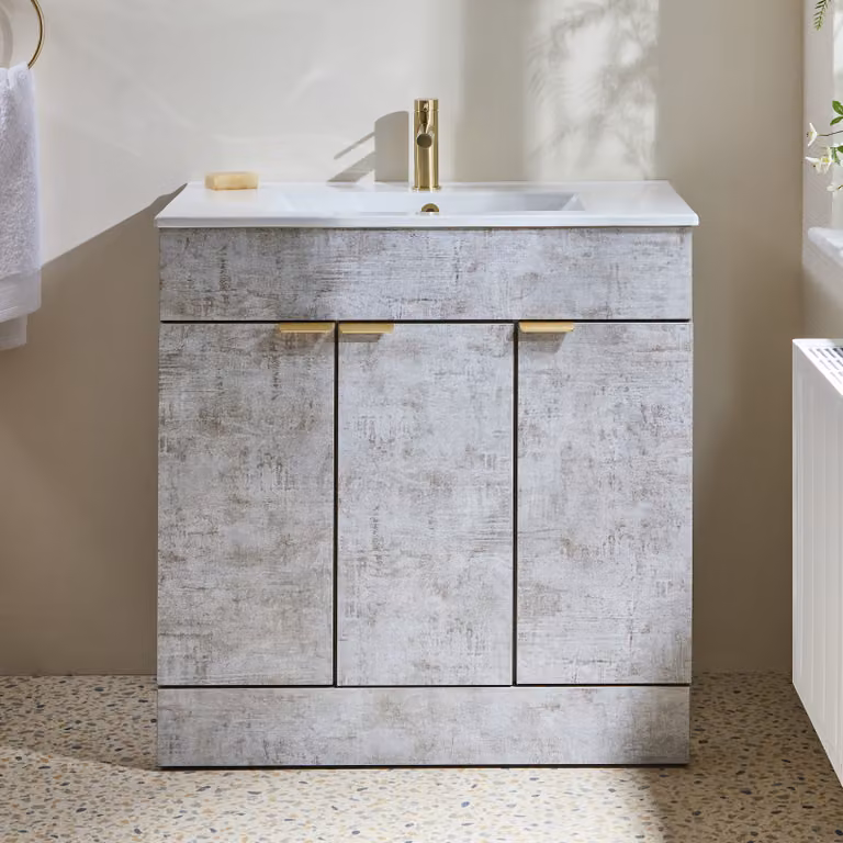Mobile Bagno a Terra Grigio Cemento da 810mm con Lavabo e Maniglie con Impugnatura a Dito in Oro  Satinato - Cluo