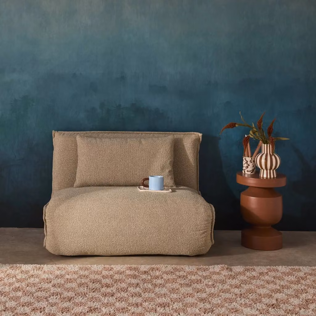 Poltrona letto trasformabile Sweeek in bouclé beige con struttura in metallo e imbottitura in schiuma, L: 80 cm, P: 66 cm, H: 99 cm – 2