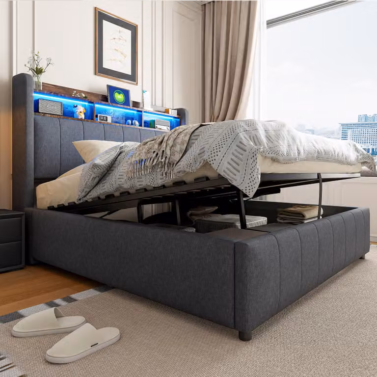 Letto imbottito 140x200 cm con illuminazione LED, porte USB e di tipo C, spazio contenitore ad apertura idraulica, testiera con ripiani, 24 listelli, rivestito in lino grigio