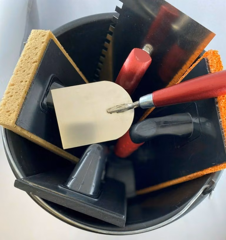 Cassetta per giunzioni Set di lavaggio da 6 pezzi per l'edilizia Secchio per piastrelle Set di spatole dentate Frattazzo con manico in legno ConToo CT02
