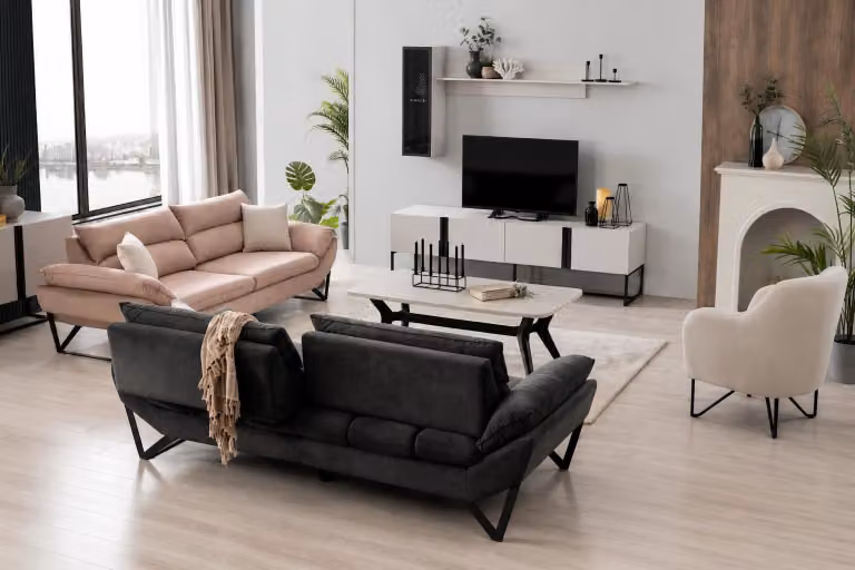Set di mobili moderni per la zona living: mobile TV basso e tavolino da caffè, entrambi in grigio chiaro
