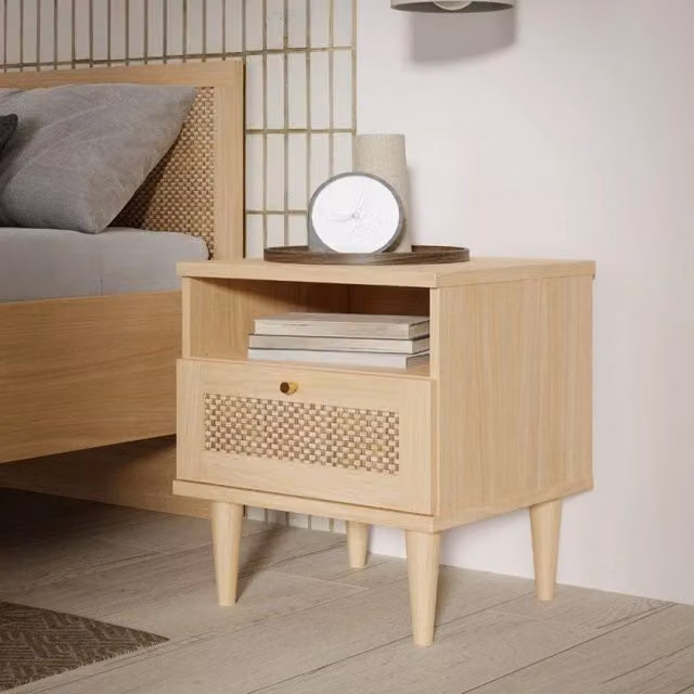Comodino Livia 1 cassetto con dettaglio in rattan intrecciato e nicchia a giorno colore rovere