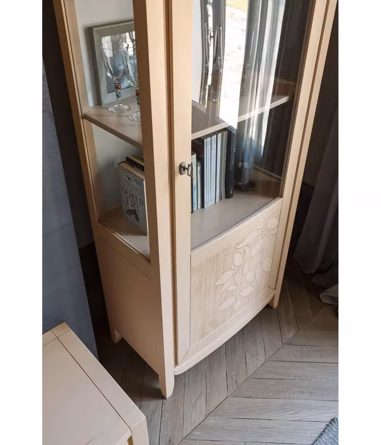 Parete attrezzata Mobili 2G in legno massello con decoro foglia e dettagli in vetro, colore bianco e beige