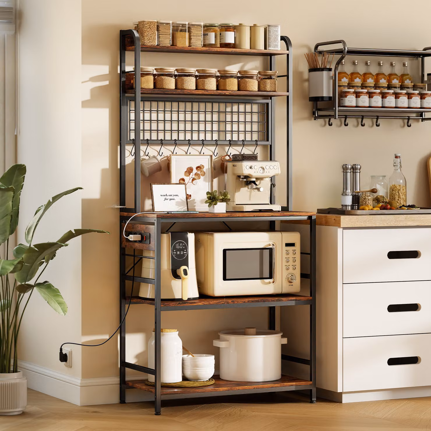 Scaffale da cucina HOMCOM con stazione di ricarica, 5 ripiani regolabili e 10 ganci a S in legno e acciaio, Marrone, L 80 cm x P 40 cm x H 170 cm – 2