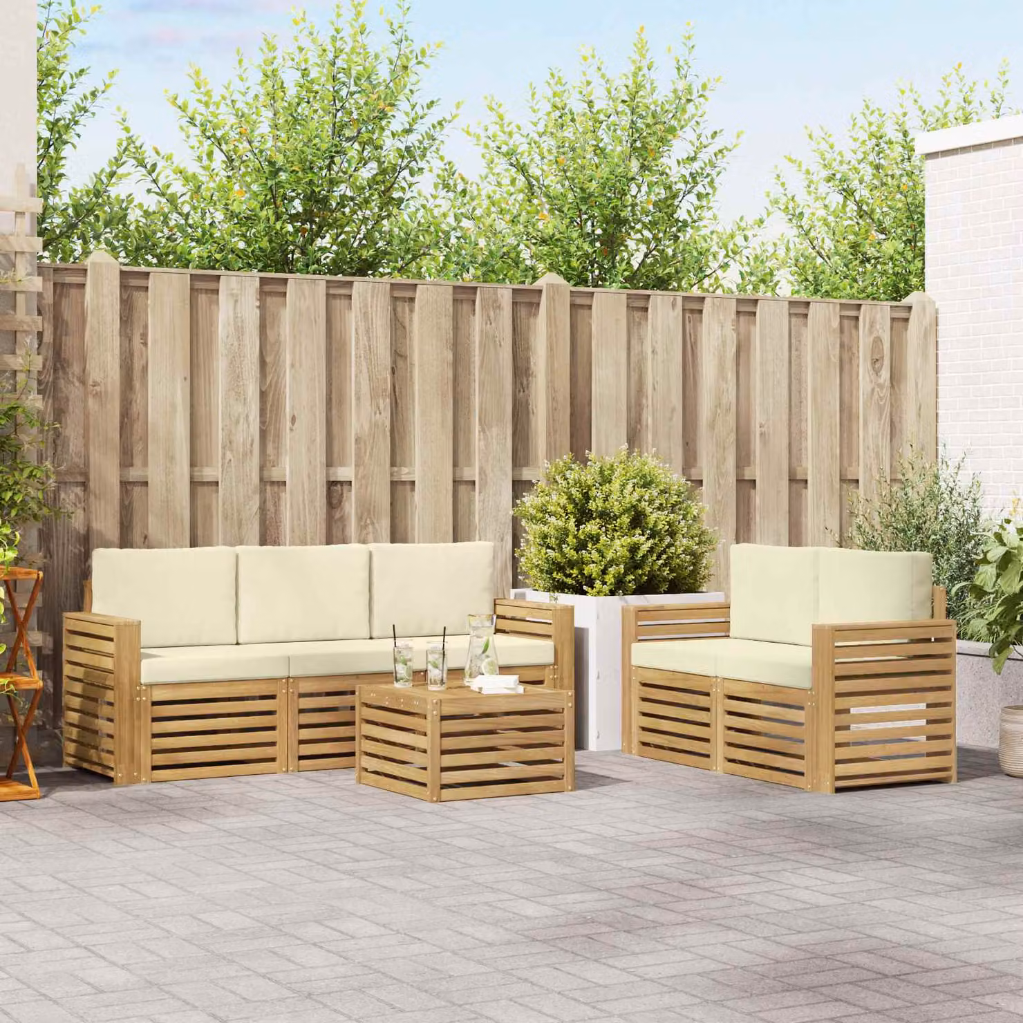 Set di divani da esterno vidaXL a forma di L composto da 6 pezzi con tavolino da caffè, in legno di acacia e tessuto bianco e beige