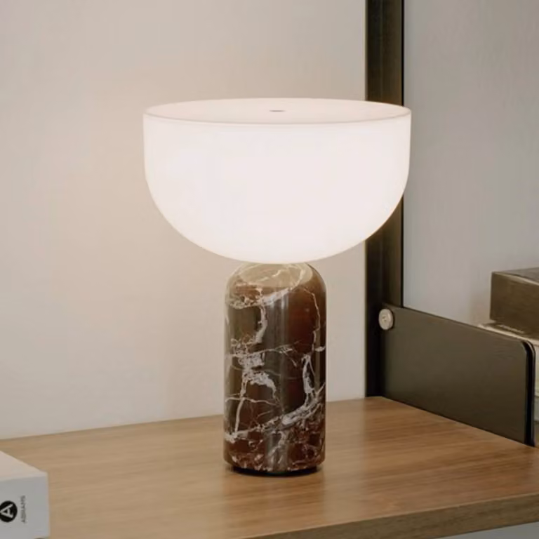 New Works Lampada da tavolo di design Kizu Portable, dimmerabile, Rosso, Soggiorno / Sala da pranzo, Pietra, Design, Lampada da tavolo