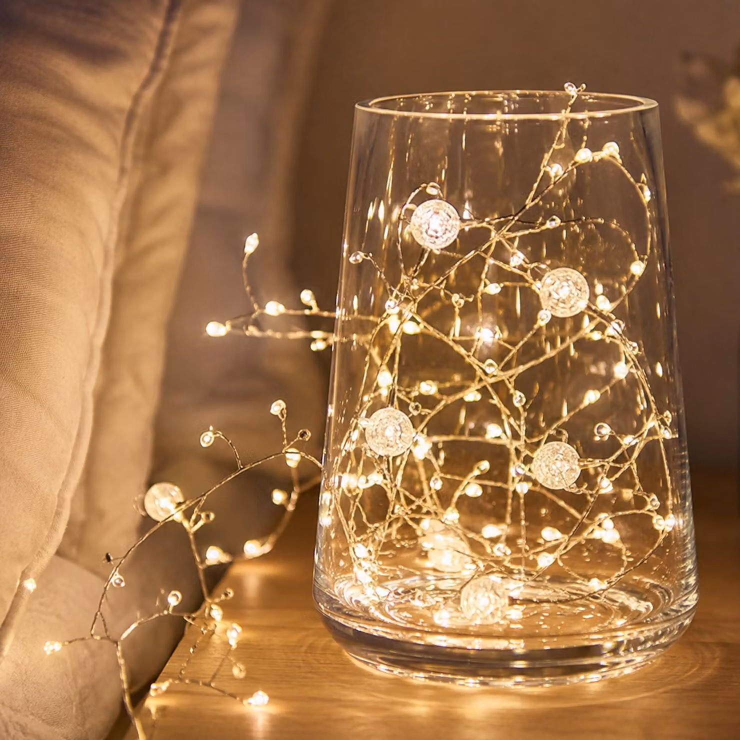Catena luminosa bianco caldo, 2 metri, 60 LED, alimentata a batteria, con decorazioni a forma di "petardi"
